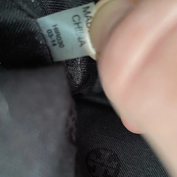 Tory Burch- Black Leather Handbag with gold hardware and tassels embossed logo - Picture 12 of 17